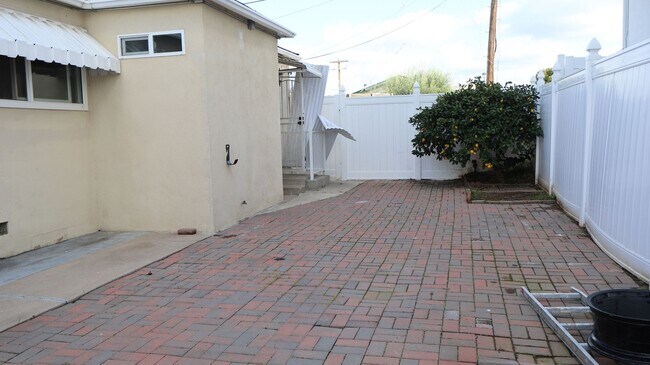 Building Photo - 2 bedrooms 2 full bathrooms duplex in El Cajon City.
