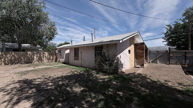 Building Photo - 1607 W Walnut St