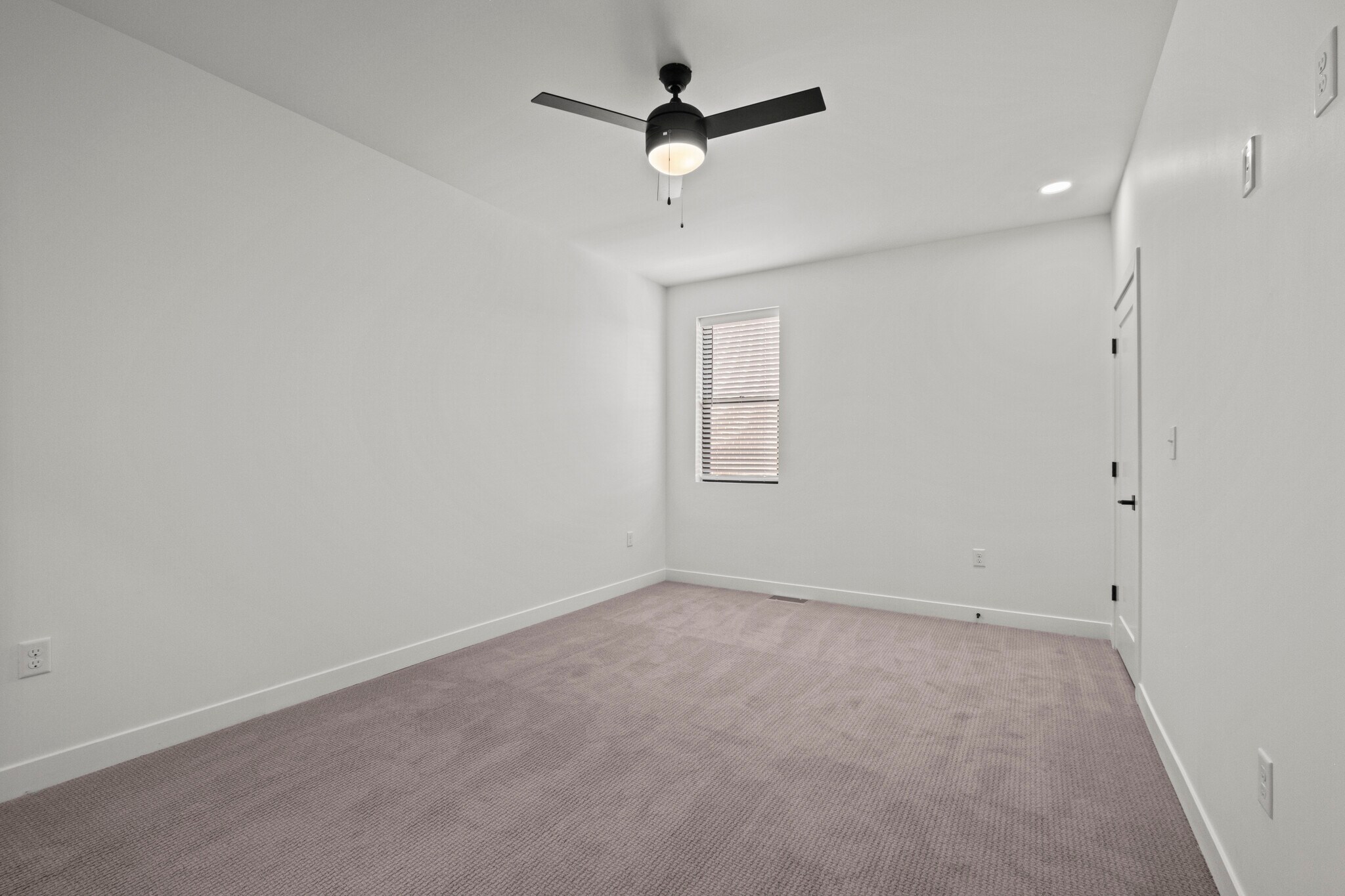 Building Photo - 3009 N Oak Trafficway