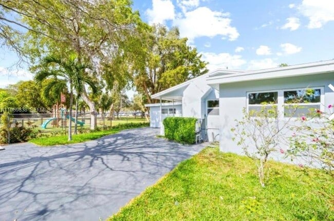 Building Photo - 816 N Golf Dr