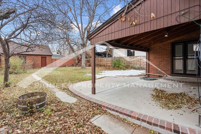 Building Photo - Spacious Home with Central AC and Washer/Dryer