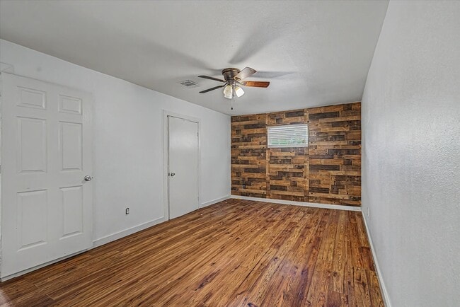 Building Photo - 8159 Glenhollow Dr