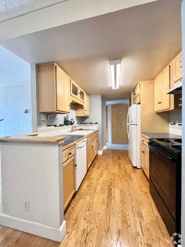 Building Photo - Downtown Fort Collins 2bd/1.5ba Condo with...