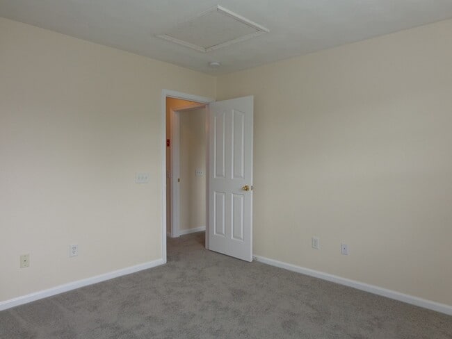 Building Photo - HUNNINGDON COMMONS