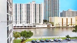 Building Photo - 800 Parkview Dr