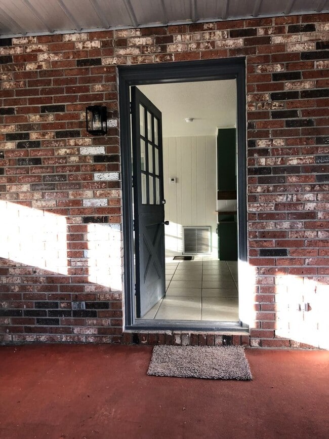 Building Photo - SPACIOUS THREE BEDROOM, TWO BATH HOME