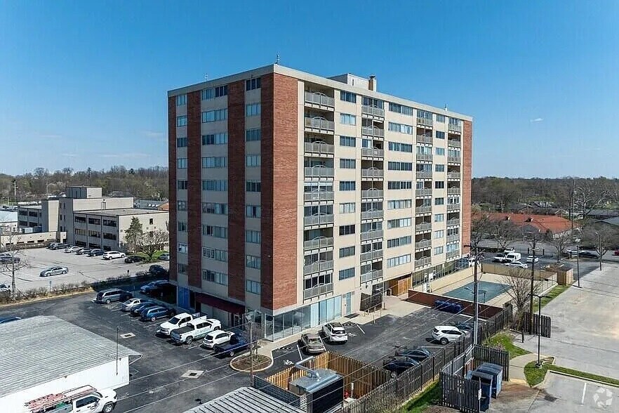 Building Photo - 2121 Nicholasville Rd