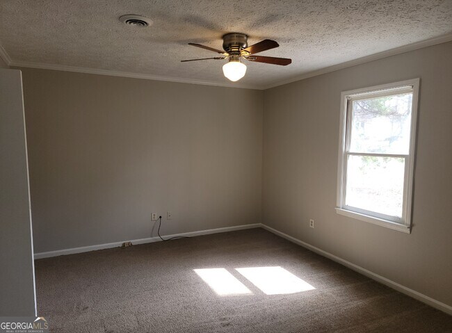 Building Photo - 15 Greenview Dr