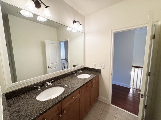 Building Photo - Modern 1-Bed Townhome Near Perimeter Mall ...