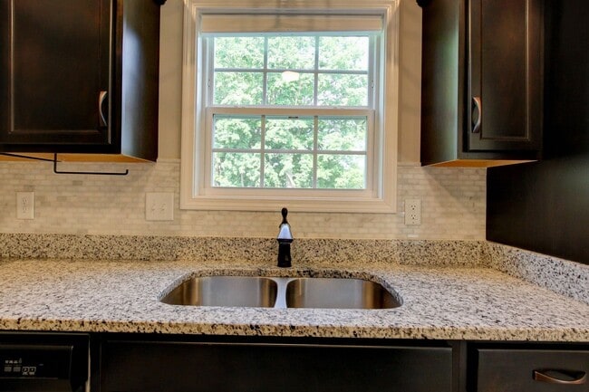 Building Photo - Huge 5 bed 3 ba.  Gorgeous House Near Post...