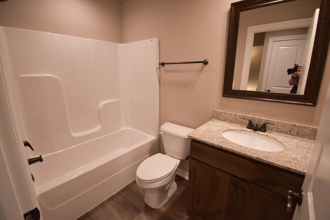 Building Photo - 3 Bedroom 2 Bathroom Home In Fayetteville Arkansas.