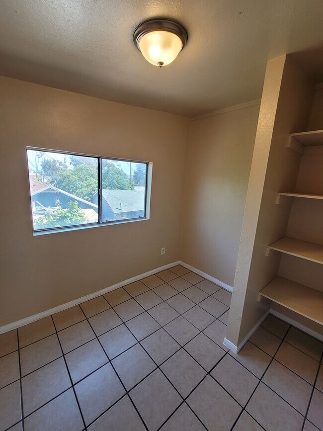 Building Photo - Large 4bd/2bth Unit in Logan Heights with ...
