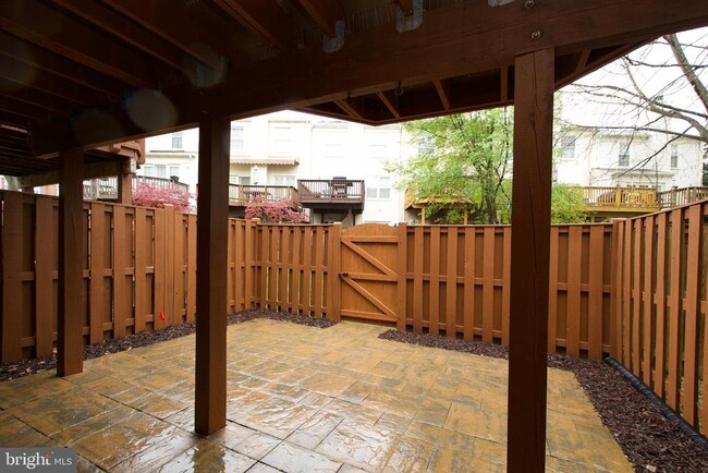 Building Photo - 6136 Summer Park Ln