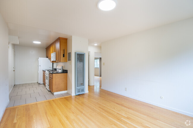 2BR, 1BA - 700SF - 2025 Francisco St.