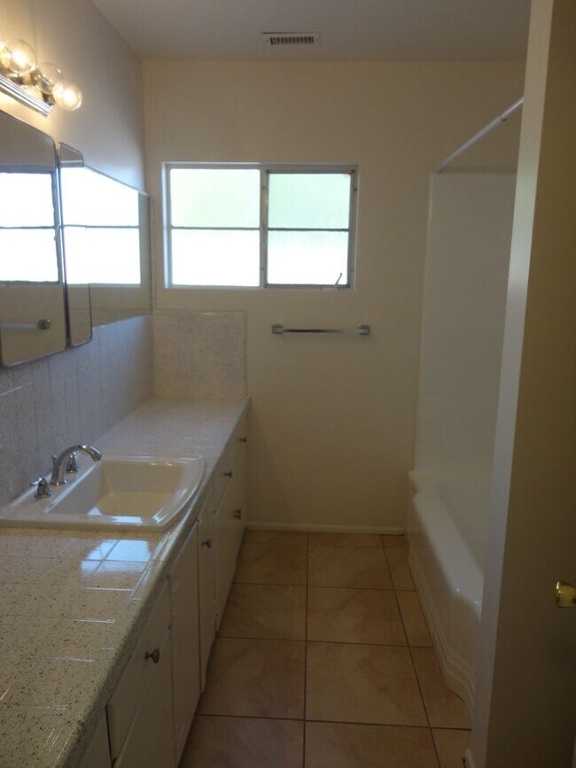 Building Photo - Close to SDSU 4 Bedroom Home!!