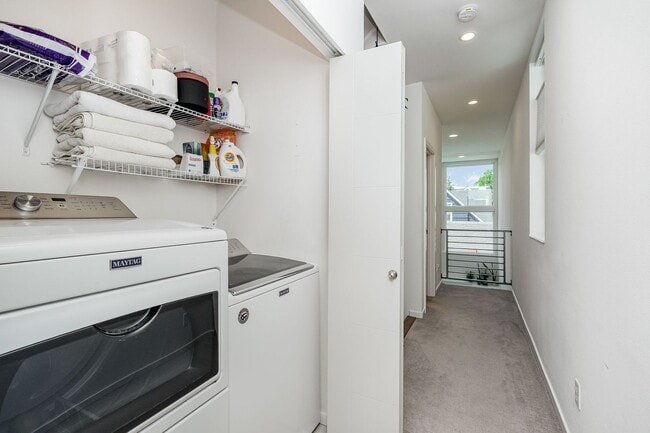 Building Photo - Modern Ballard Townhome | 2 Bed + 2.5 | 1,...