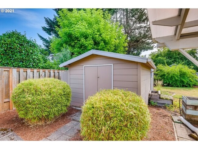 Building Photo - SE 3 Bed | 1 Bath | Expansive Backyard | P...