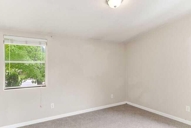 Building Photo - Spacious and versatile 6-bedroom, 2-bath split-level home