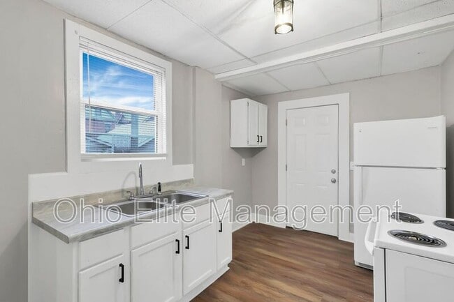 Building Photo - 1038 Forest St