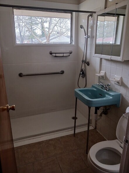 Building Photo - 1681 Brentwood Dr