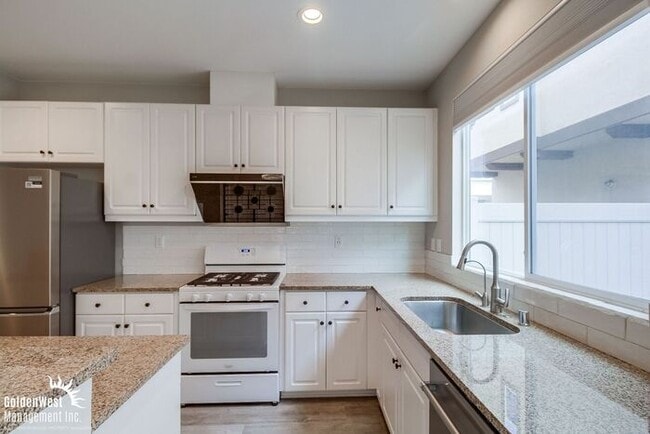 Building Photo - Stunning 3Bdm 2.5Ba Townhome in the Montec...