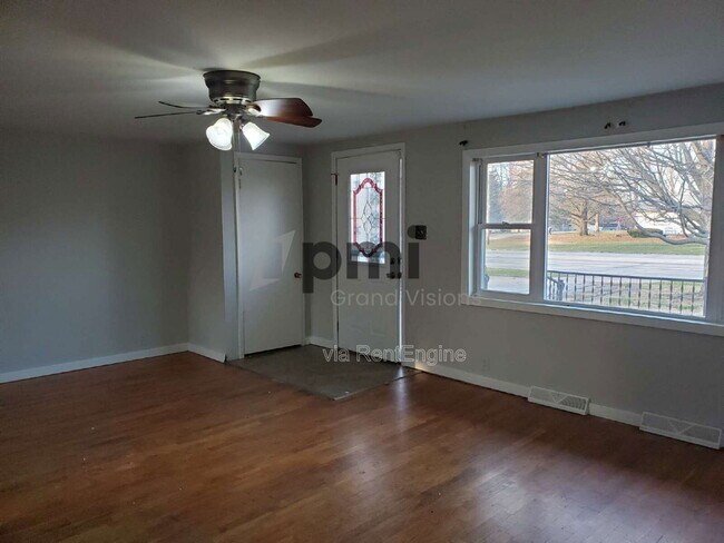 Building Photo - 720 IL-121