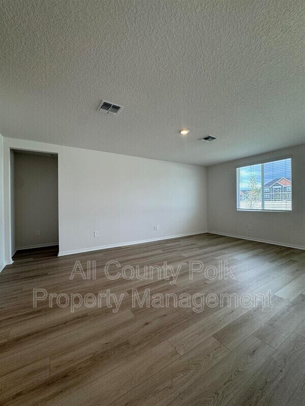 Building Photo - 2061 Rosewood Dr