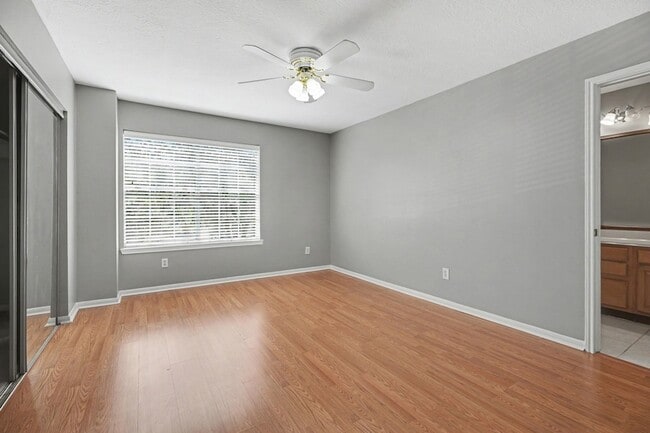 Building Photo - 526 Oak Briar Dr