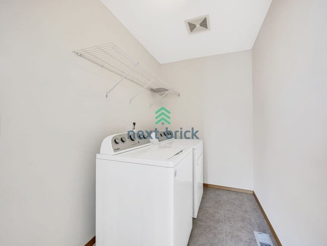 Building Photo - 4 Bed and 2.5 Bath Single-family Home Avai...