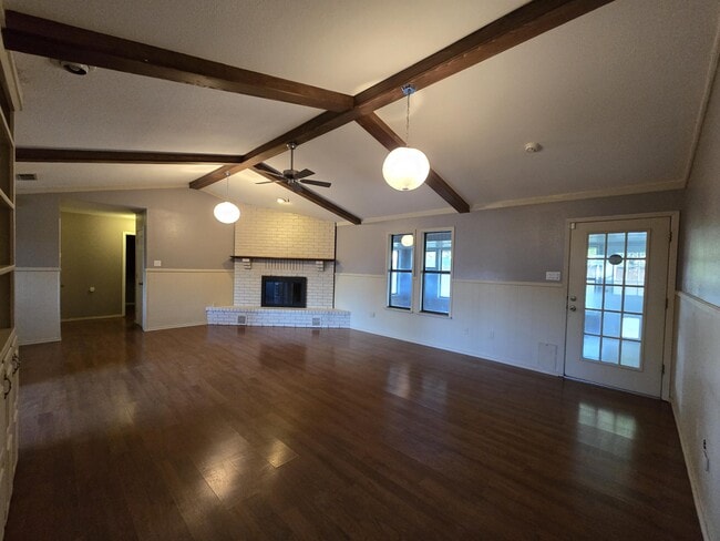 Building Photo - 608 E 17th Ln