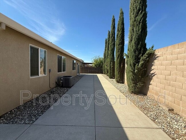 Building Photo - 333 Catmint St