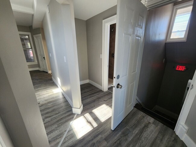 Building Photo - Large 1BR Unit - Freshly Remodeled