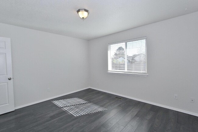 Building Photo - 725 E Wakely St