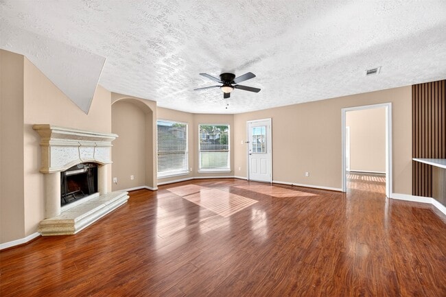 Building Photo - 15014 Middle Oaks Blvd