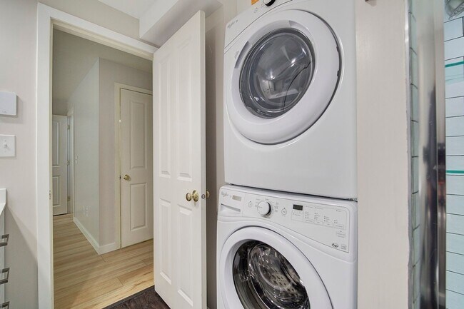 Building Photo - 2Bd/1.75Ba Kirkland Townhouse