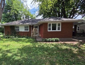 Building Photo - Lovely 3 bedroom 1 bath with spacious kitchen and tons of natural light!