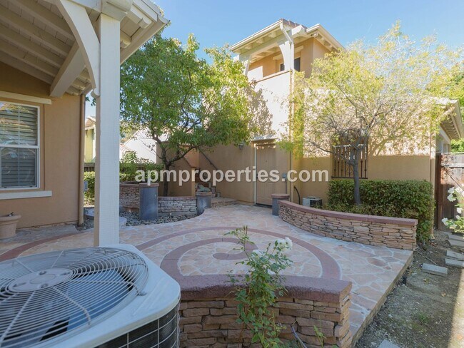 Building Photo - Upscale 3 Bedroom + Den, 4 bath, Detached Cottage, in Gale Ranch!