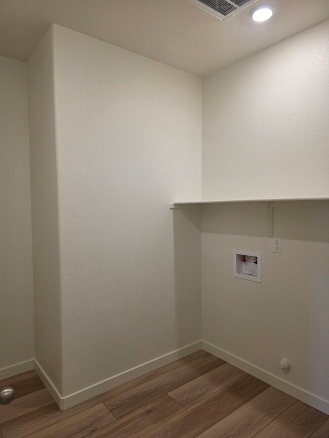 Building Photo - 2142 Hunter Crk Dr