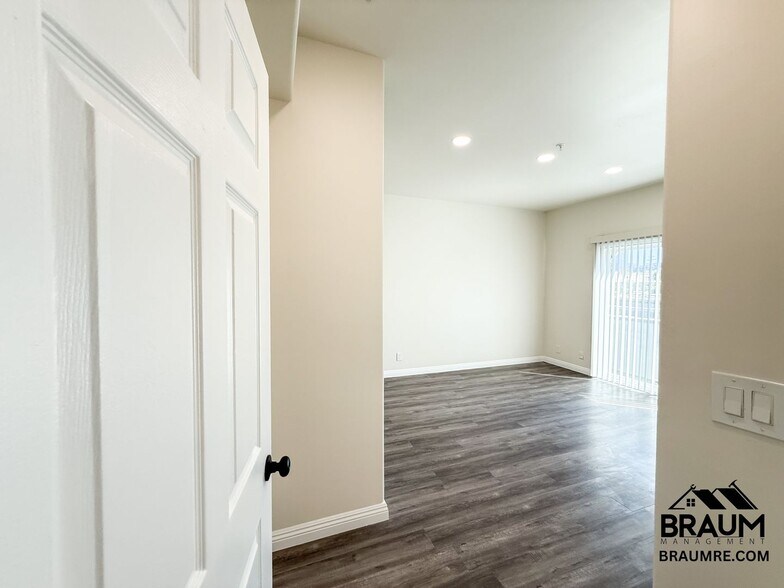 Building Photo - 11035 Moorpark St