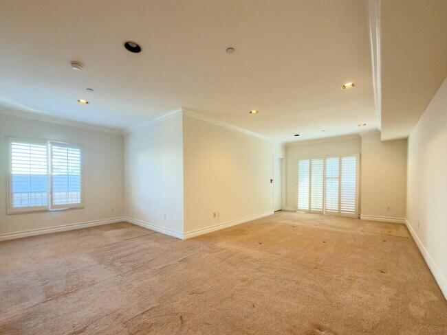 Building Photo - Spacious 3BR Condo with Luxury Finishes in Brentwood!