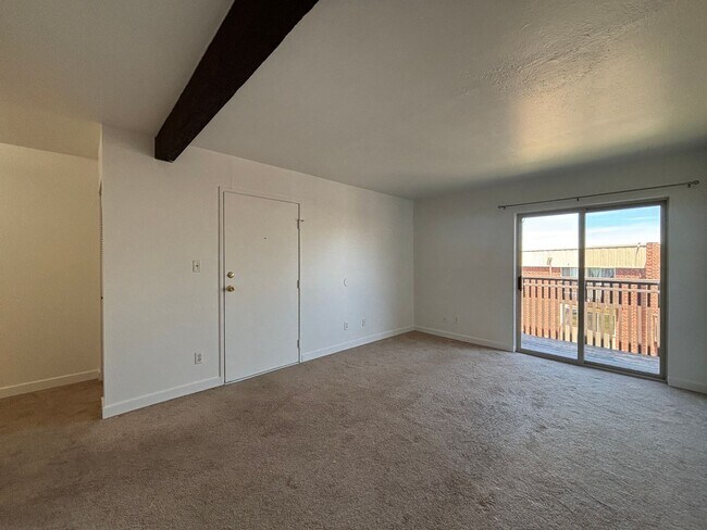 Building Photo - 1 bedroom, top floor condo!
