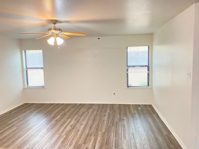 Building Photo - Newly Renovated 4 bedroom 2 bath home avai...