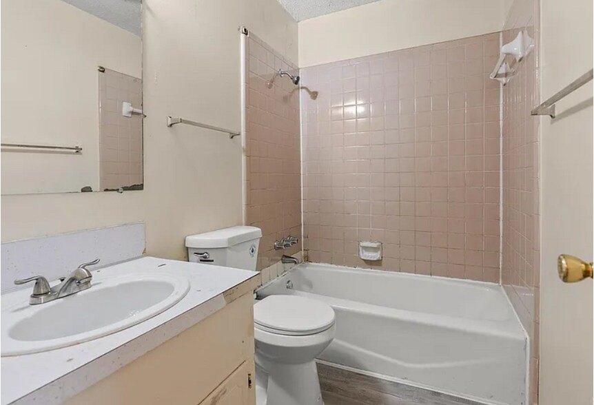 Building Photo - 504 Mimi Ln