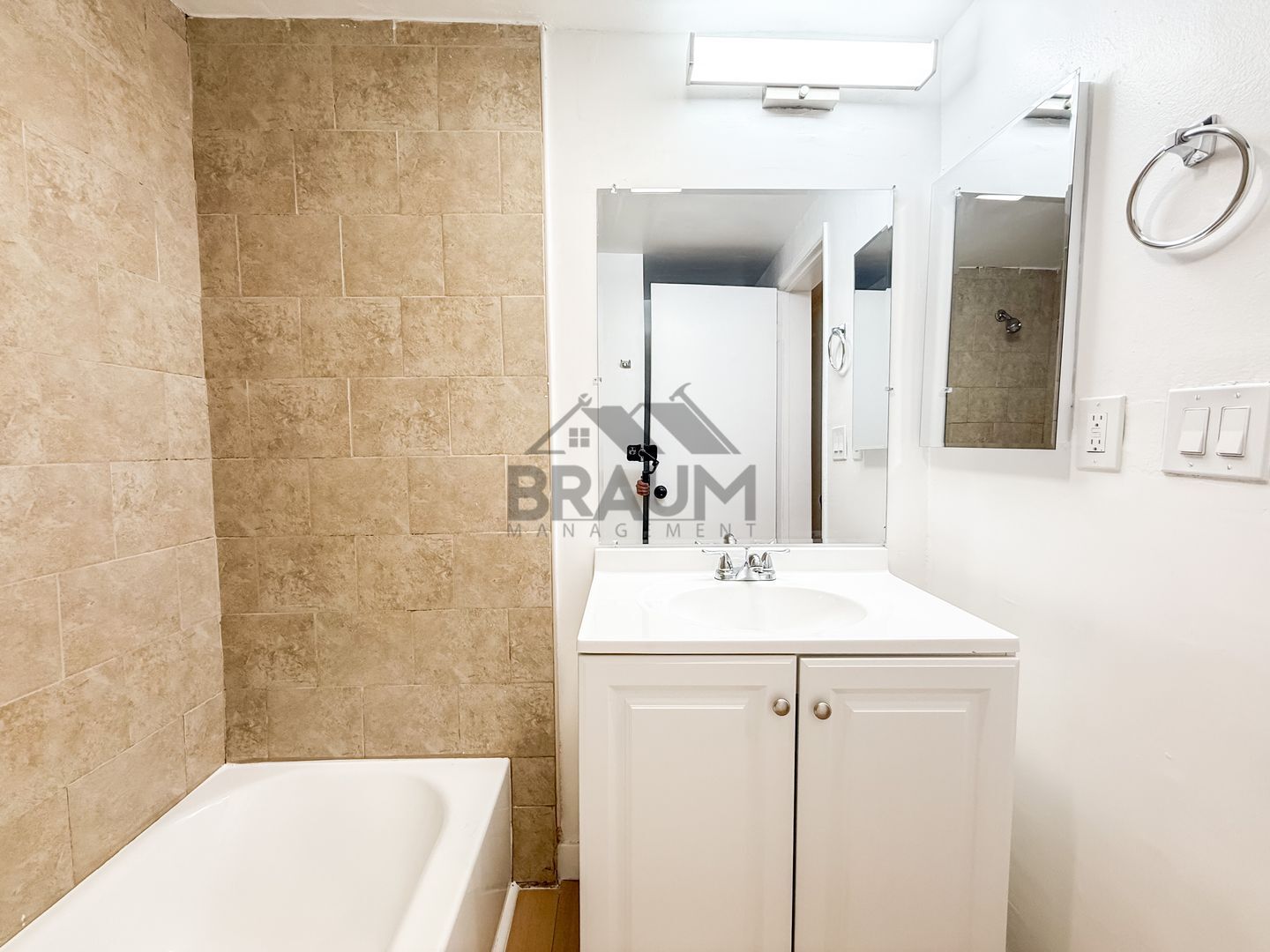 Building Photo - 5252 Hermitage Ave