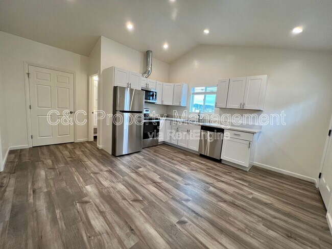 Building Photo - 1601 Hilby Ave