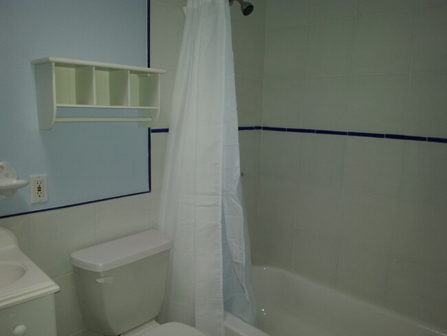 Building Photo - 3Bed/2Bath House w/1-Car Garage, Great Yar...