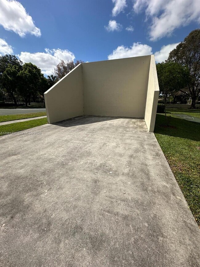 Building Photo - 300 Gardens Dr
