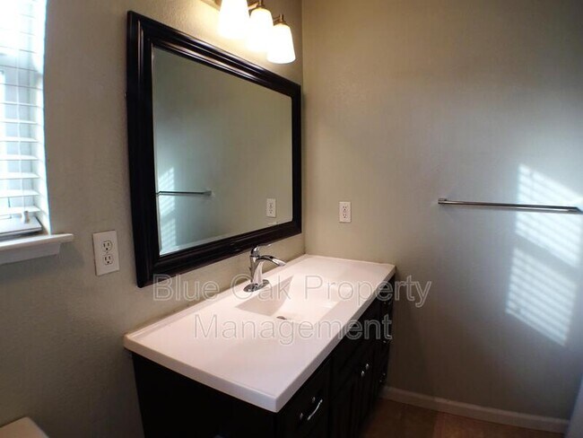 Building Photo - 2099 Hartford Dr