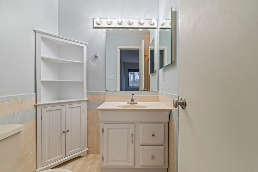 Building Photo - 431 Lynetree Dr