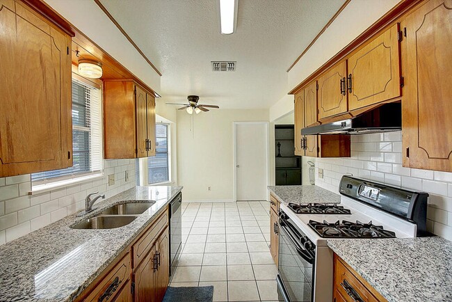 Building Photo - 2202 Saxony Dr